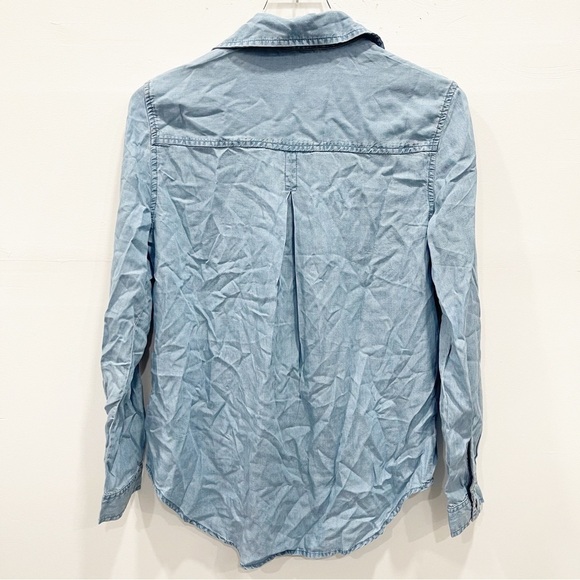 BeachLunchLounge Harlow Denim Shirt Medium Wash Frayed Trim Size Small - Picture 3 of 13